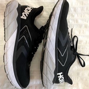 Hoka Women’s Arahi 5 in Black/White